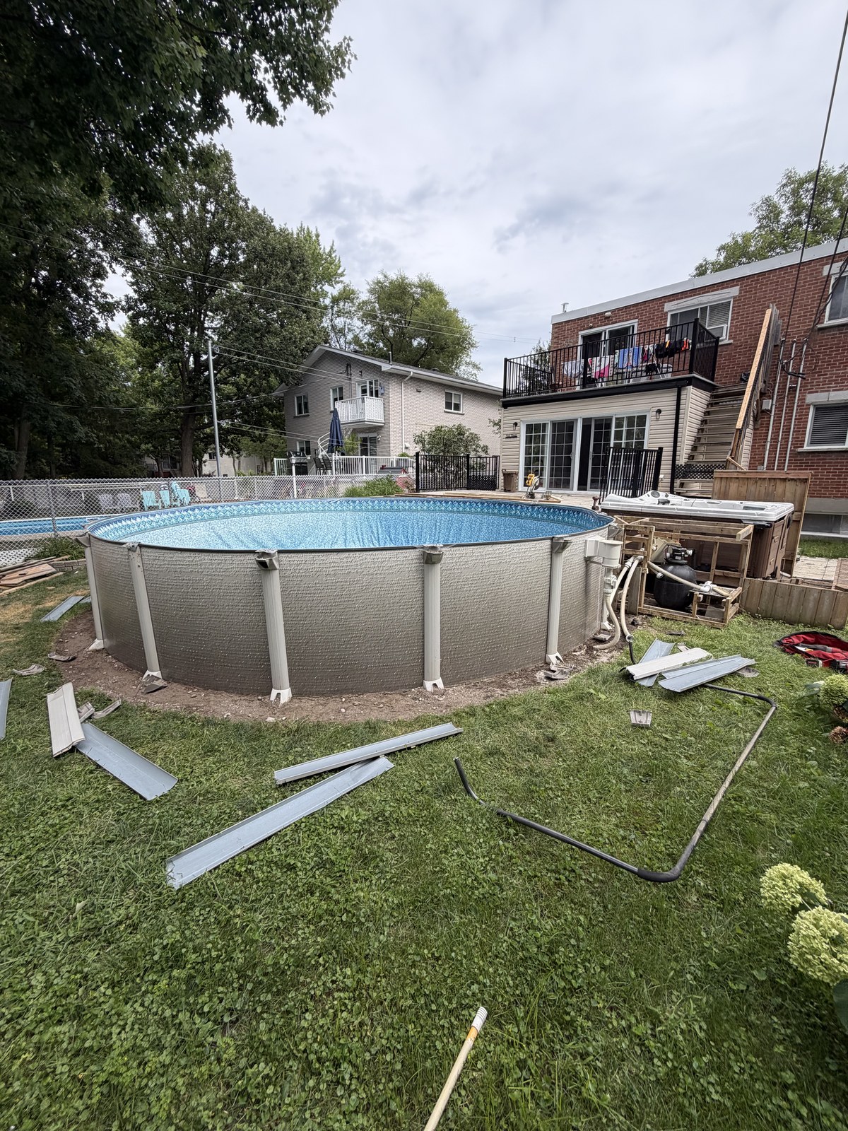 Avant retrait de piscine hors-terre